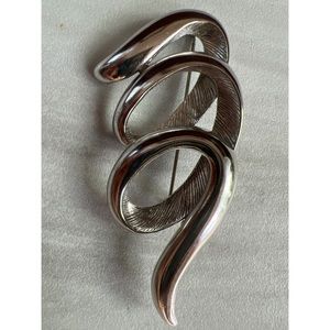 Vintage 80d Lady Remington Signed LR brooch